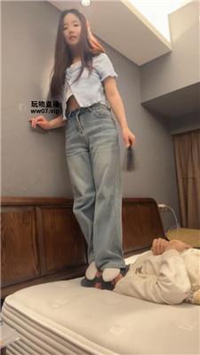 球球牛仔裤坐脸腿绞-白袜踩 bf51661