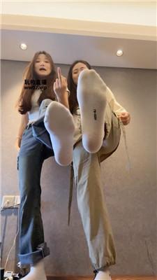 素人抽水机双S-运动鞋白袜女神踢踹踩 bf51783