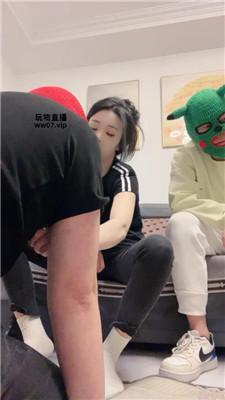 十二岁情侣主脏鞋臭袜子玩虐绿帽双视角版 bf52290