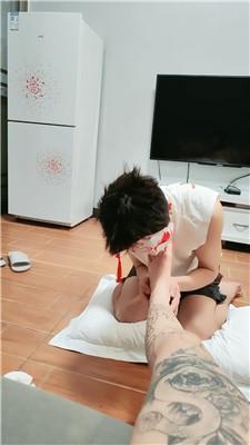 CCs跪舔纹身小主的脏鞋臭脚丫 JS250412-11