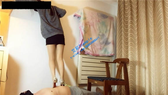 主人的脚跟扎到肚脐眼里，是不是很期待呢？足控资源网|爱秀美图