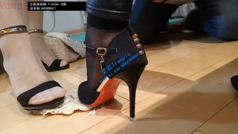 两个主人同时出现，一起调教奴隶，给奴隶踩踏美食！足控资源网|爱秀美图