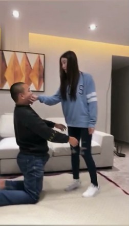 绝美vivi暴力踢脸踢裆发泄足控资源网|爱秀美图