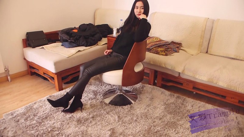 艾丝绝美紧身皮裤丝袜足底！插M嘴到流血，最后还抚慰M足控资源网|爱秀美图