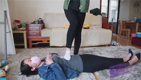 艾丝指导两高中妹子互踩，最后艾丝也忍不住上去踩了两脚 G-NV-216足控资源网|爱秀美图