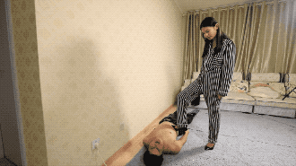 凶狠暴力高跟踩踏足控资源网|爱秀美图