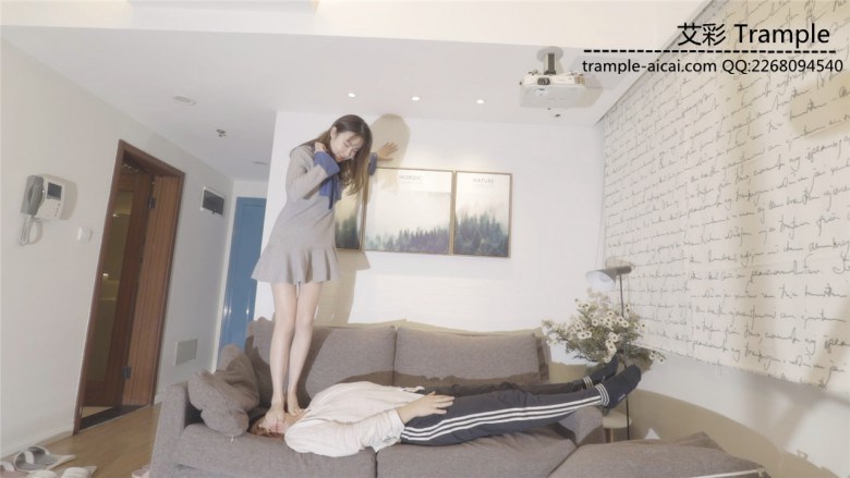 小美女沙发踩头蹬脸足控资源网|爱秀美图