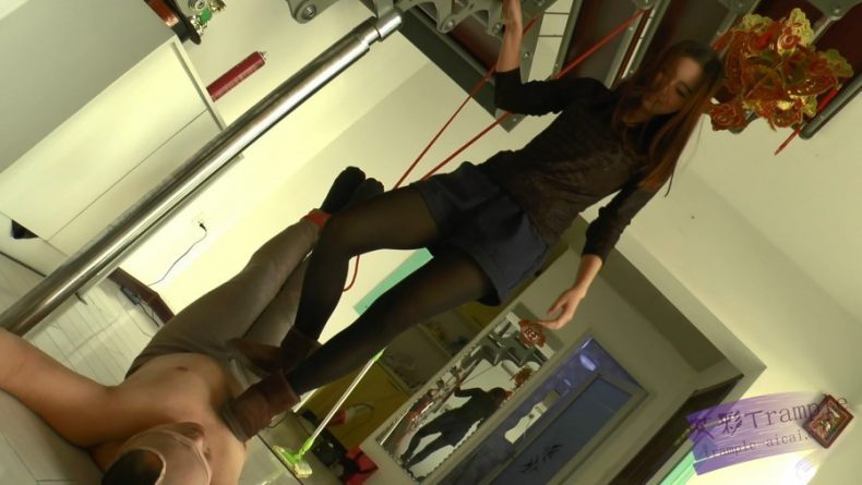 琳女神 典雅女神雪地靴里的丝袜脚虐踩足控资源网|爱秀美图