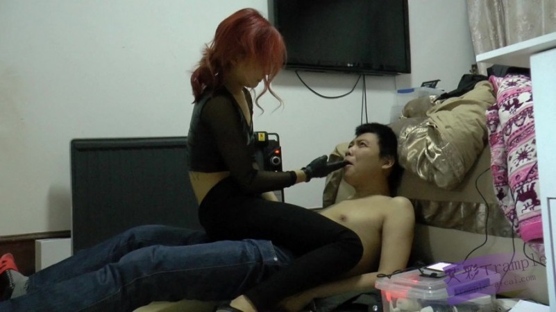 黑冰女神高强度手深喉 整个拳头塞进去 插吐堵回去 细跟踩乳头足控资源网|爱秀美图