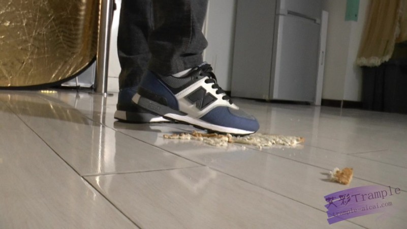 小月第一次 运动鞋踩面包喂奴隶足控资源网|爱秀美图