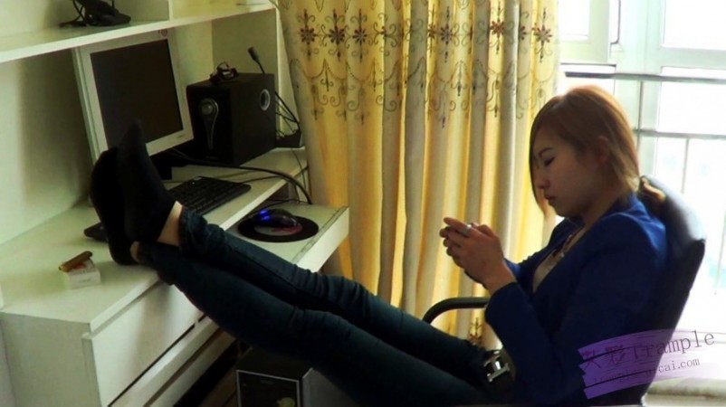 黑冰女王黑色棉袜脚踏人面脚垫足控资源网|爱秀美图