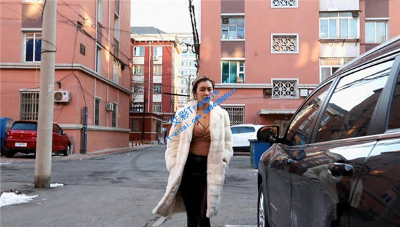 【冰时代】彤彤凉鞋丝袜开车踩油门足控资源网|爱秀美图