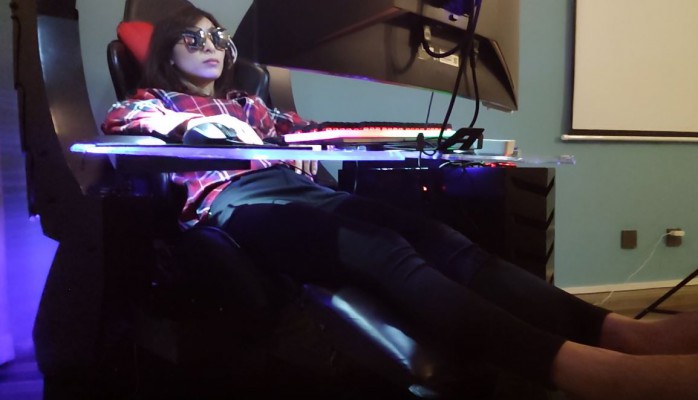 电竞按摩椅躺着享受