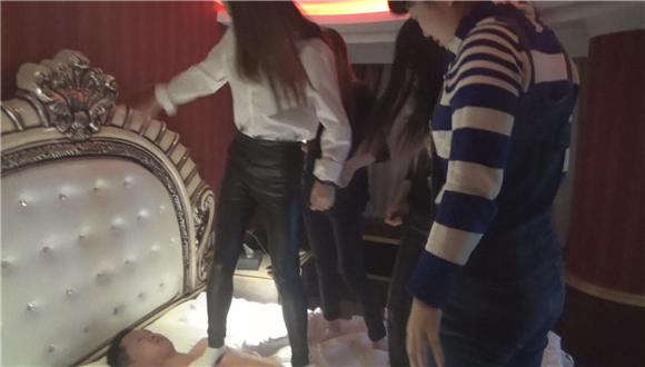 4位小美女白色棉袜踩踏闷昏足控资源网|爱秀美图