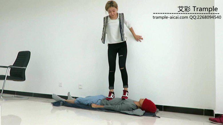 冰冰女主运动鞋蹦跳践踏贱狗身体下体！足控资源网|爱秀美图