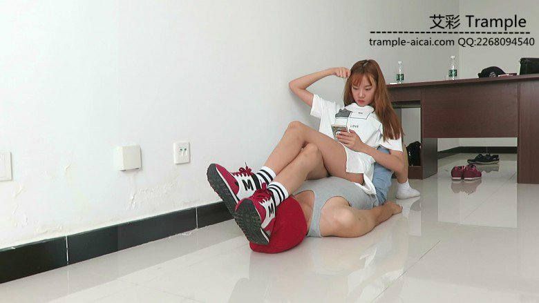 00后天使女主坐肚子，踩下体蹦跳踩全身！足控资源网|爱秀美图