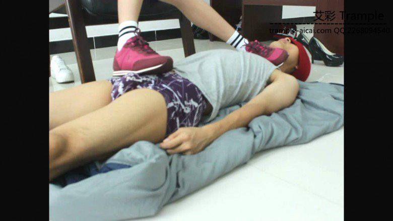 00后女主运动鞋，运动棉袜践踏贱狗下体让贱狗闻舔！足控资源网|爱秀美图