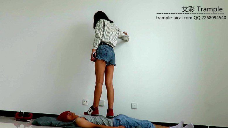 甜美媛媛女主运动鞋蹦踩贱狗踩头下下体羞辱！足控资源网|爱秀美图