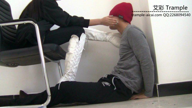 00后天使女主白色长靴打贱狗脸，舔靴底，踩下体各种羞辱！足控资源网|爱秀美图