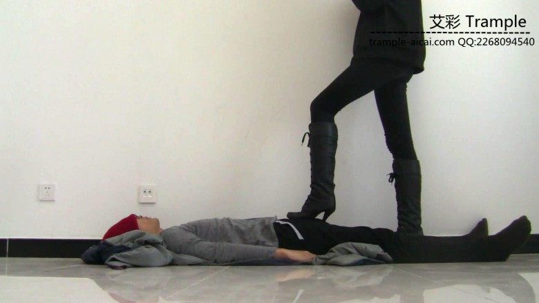 00后天使女主高跟长靴践踏贱狗，玩弄下体，全体重踩踏！足控资源网|爱秀美图
