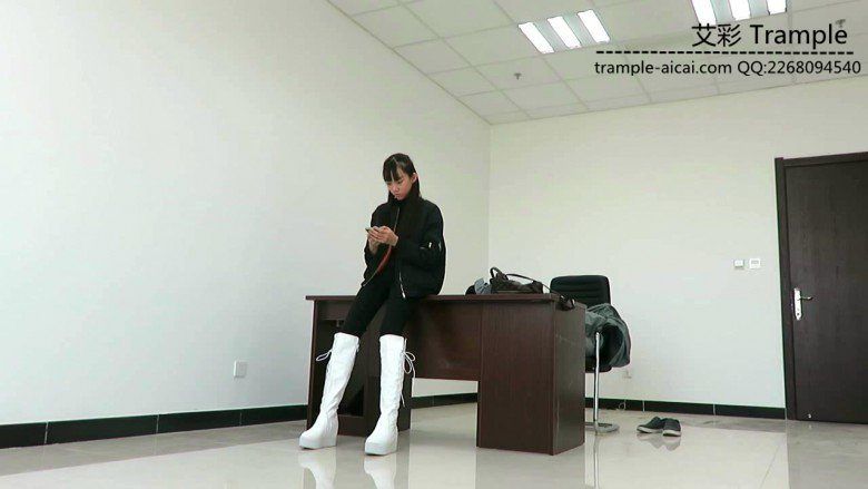 00后天使女主白色长靴骑乘牲畜马来回溜达！足控资源网|爱秀美图