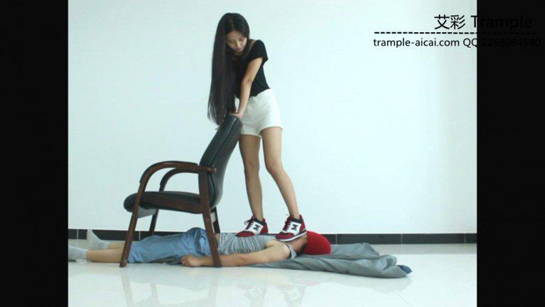 天依女主脚下的运动人体垫！足控资源网|爱秀美图