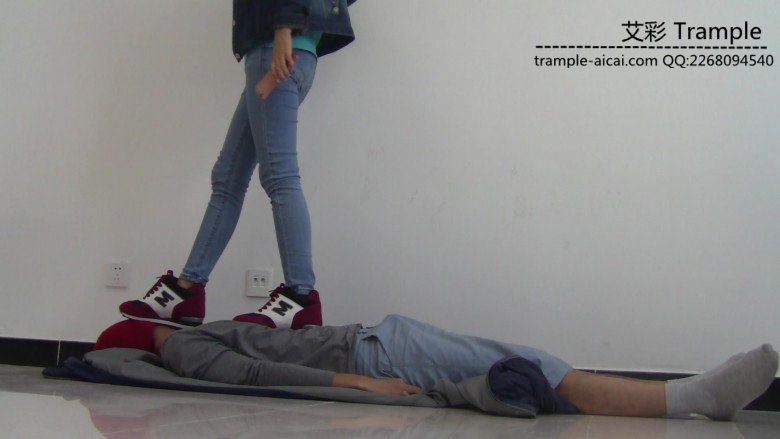 萌主运动鞋践踏贱狗30多分钟！足控资源网|爱秀美图