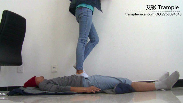 萌主棉袜+长靴虐踩贱狗下体及全身！足控资源网|爱秀美图