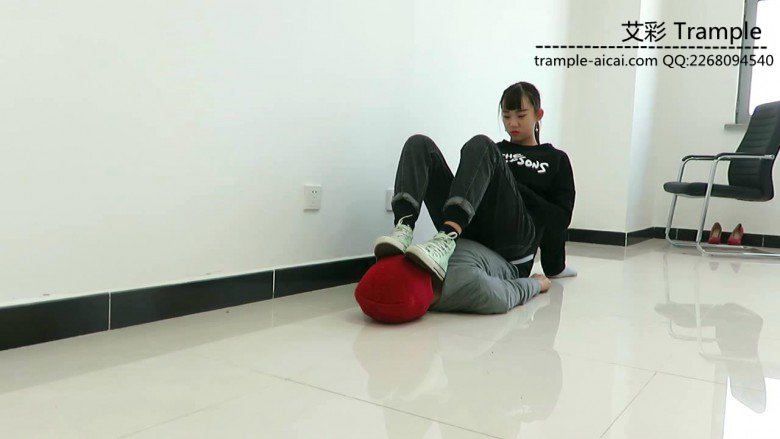 00后天使女主坐在人体家具上玩游戏，舔裸足！足控资源网|爱秀美图