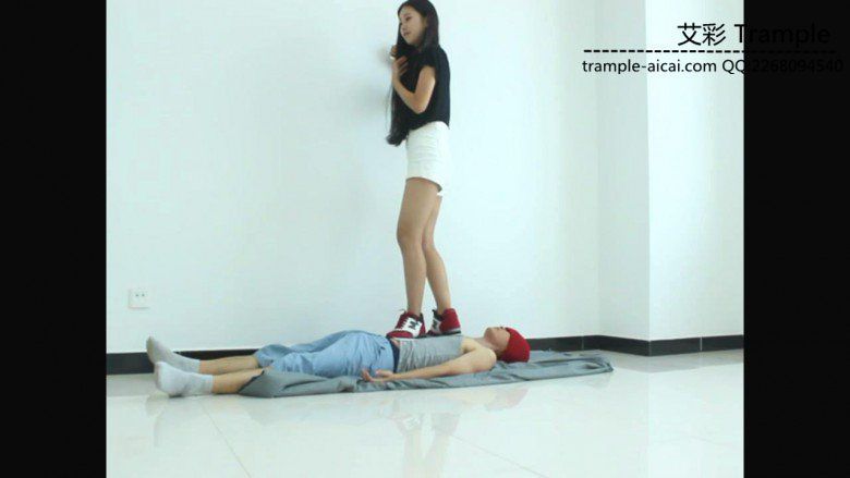 超漂亮天依女主运动鞋踩踏并愉快的骑乘贱狗！足控资源网|爱秀美图