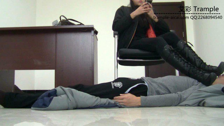 00后天使女主长靴的脚垫，舔靴跟踩下体！足控资源网|爱秀美图