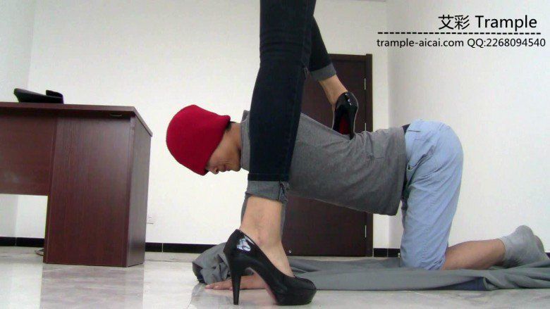 跪舔冰冰女主黑高跟做鞋垫膜拜高跟被践踏！足控资源网|爱秀美图