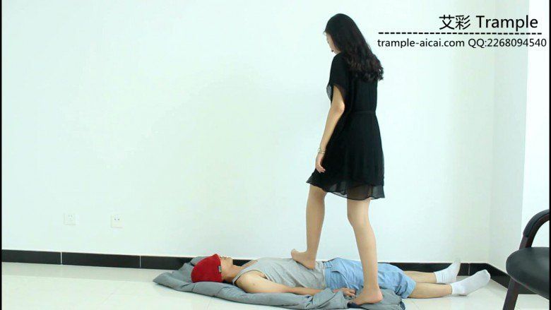 超模天星女主肉丝袜玩弄践踏贱狗头部下体！足控资源网|爱秀美图