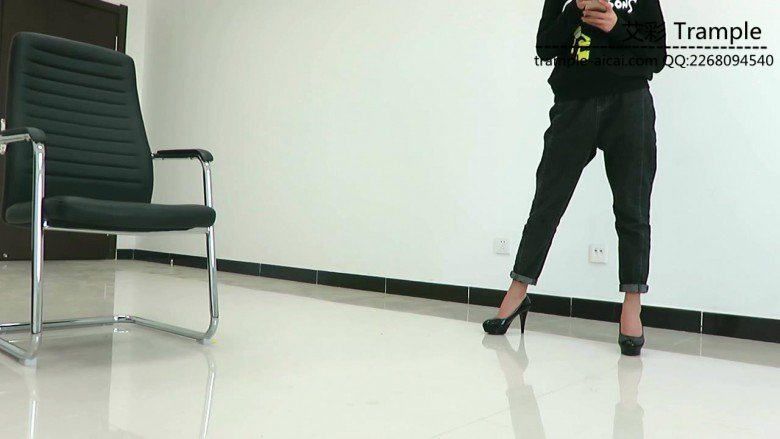 舔00后天使女主高跟被女主骑乘舔裸足！足控资源网|爱秀美图