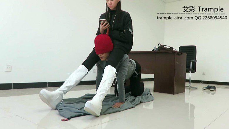 00后天使女主白长靴骑坐贱狗，膝盖跪压贱狗身体！足控资源网|爱秀美图