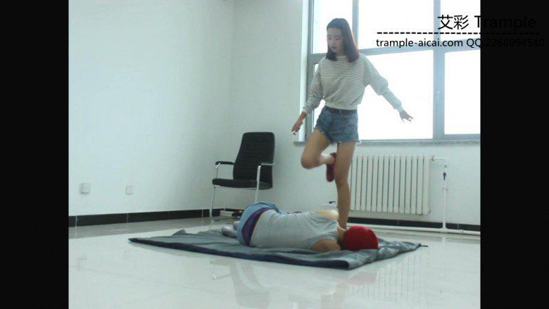 甜美媛媛女主踢打贱狗蹦跳踩踏！足控资源网|爱秀美图