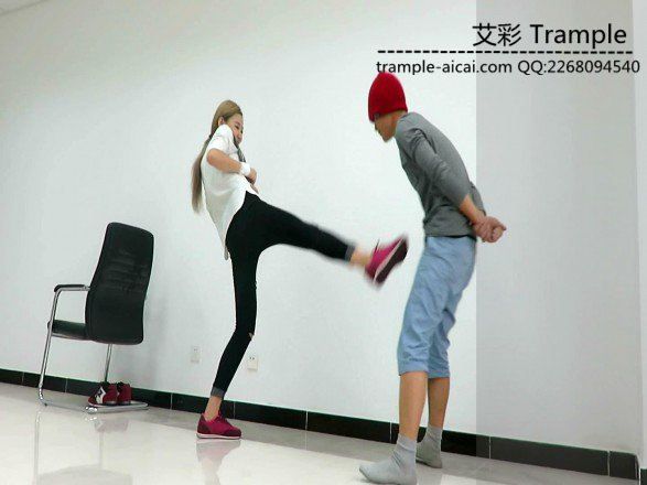 冰冰女主暴打小流氓膝顶，踢裆！足控资源网|爱秀美图