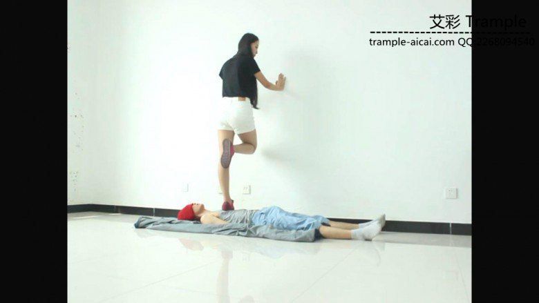 超漂亮天依女主运动鞋下的贱狗！足控资源网|爱秀美图