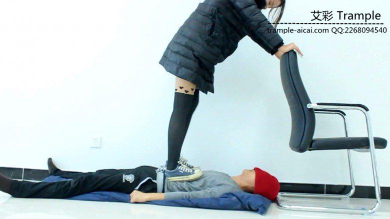 甜美媛媛女主帆布鞋蹦跳踩踏贱狗身体下体！足控资源网|爱秀美图