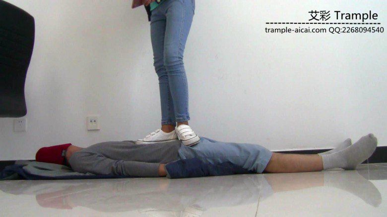 高中生小蛮女主白帆布鞋踩踏全身，下体！足控资源网|爱秀美图