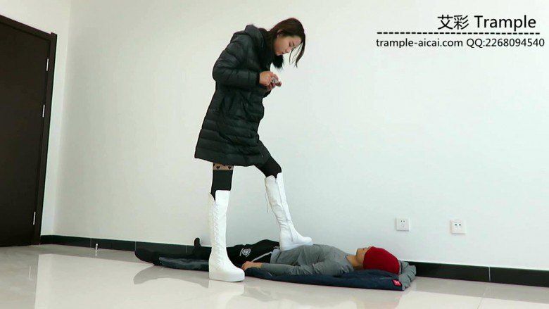 甜美媛媛女主白靴子踩踏全身！足控资源网|爱秀美图
