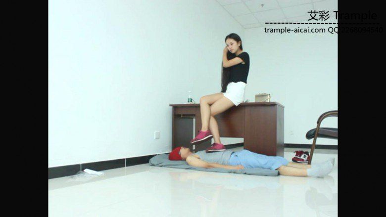 超漂亮老师天依女主运动鞋践踏贱狗头部身体！足控资源网|爱秀美图