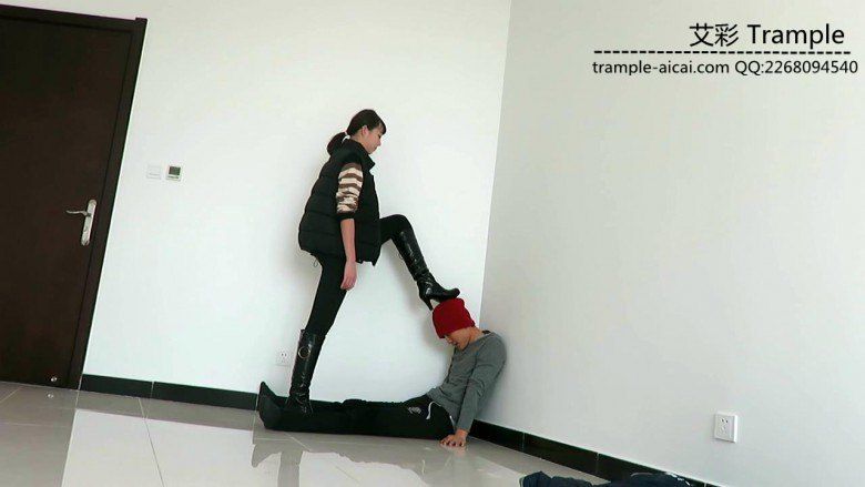 00后女主长筒靴耳光、骑乘、靴底踩脸、虐踩下体调教贱狗！足控资源网|爱秀美图