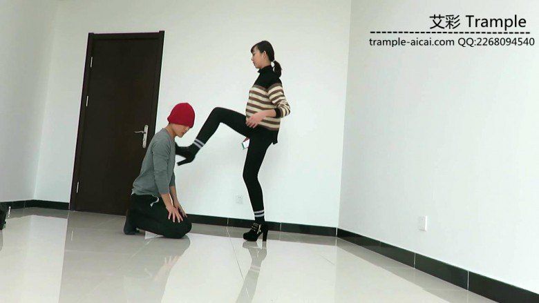 00后女主高跟踩踹贱狗身体下体！足控资源网|爱秀美图