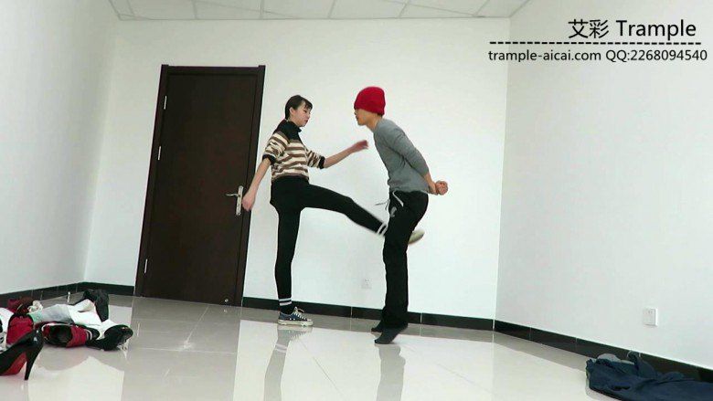 00后女主膝顶踢裆暴打小混混！足控资源网|爱秀美图