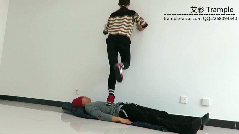 00后女主运动鞋跑踏人体软垫骑乘休息！足控资源网|爱秀美图