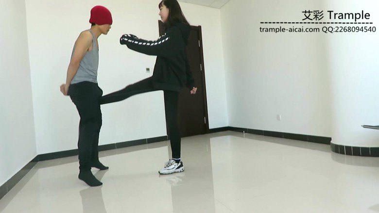 00后天使女主踢裆钻跨暴打羞辱贱狗！足控资源网|爱秀美图