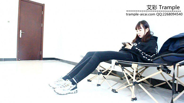 跪舔00后天使女主运动鞋底被运动鞋碾踩下体身体！足控资源网|爱秀美图