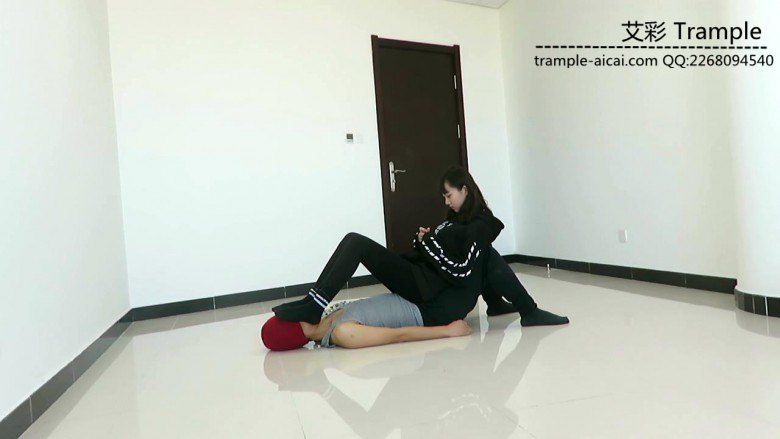 00后天使女主骑乘散步，臭棉袜堵脸踩下体！足控资源网|爱秀美图