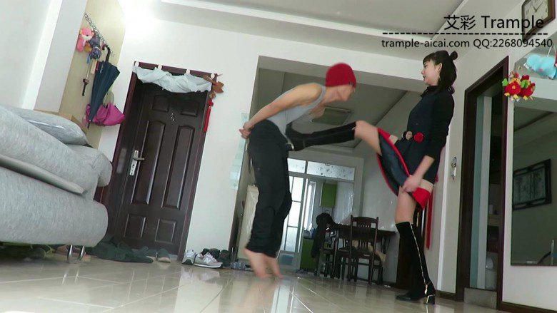 00后天使虐打拦路劫匪！踢裆强迫其磕头求饶！足控资源网|爱秀美图